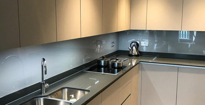 Crystal Clear Style: Elevate Your Kitchen with Trendy Glass Splashbacks